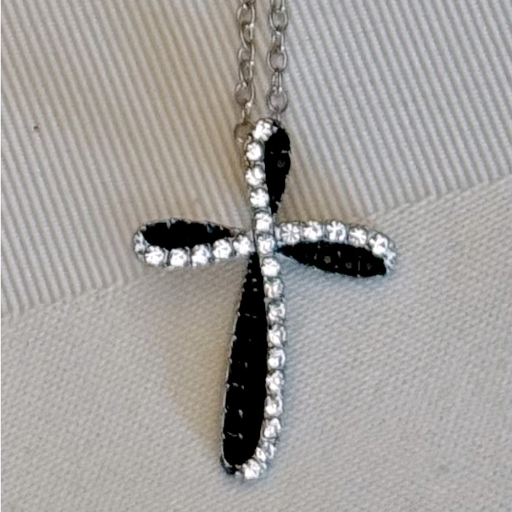 Silver Tone Fashion Necklace Comes In A Gift Box